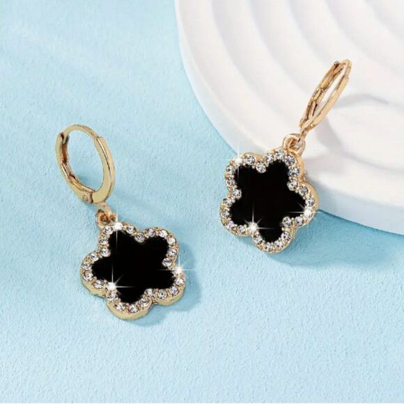 🔅🆕🔅 Elegant Chic Classy Black Gold Clover Flower Dangle Earrings🔅 - Picture 4 of 10